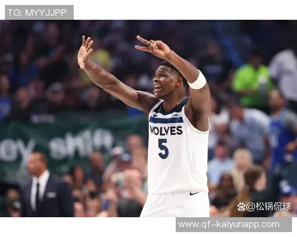 爱德华兹表现平平半场11投仅4中收获10分2篮板并有2次失误