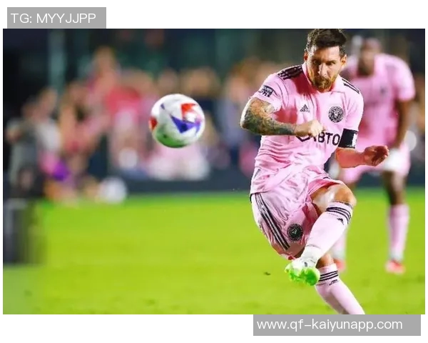 15岁卡布拉尔荣获梅西杯冠军最佳射手与MVP合照引发热议